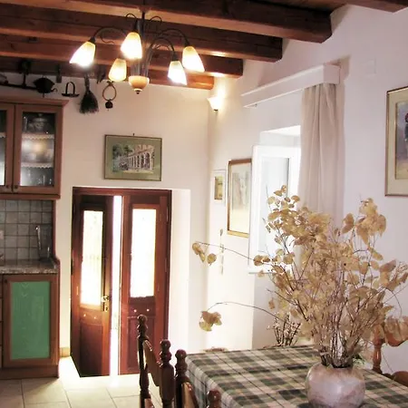 Two Floors Traditional Small House Ferienhaus